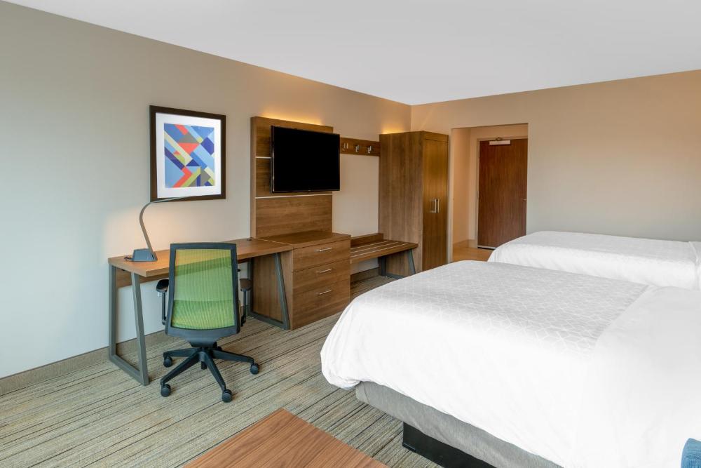 Queen Suite with Hearing Accessibility - Non-Smoking interior