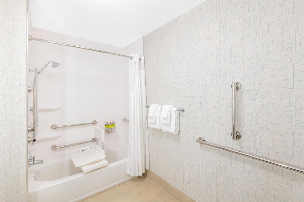 Standard Queen Room with Two Queen Beds and Mobility Accessible Tub interior